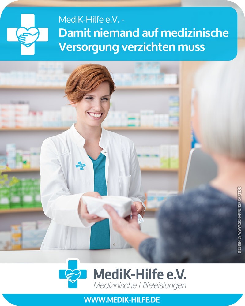 Apothekerin übergibt Medikament an Kundin