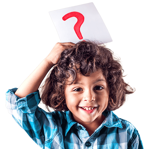 Lächelndes Kind hält Karte mit rotem Fragezeichen