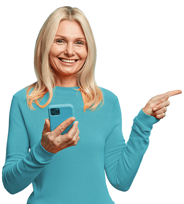 Lächelnde Frau zeigt nach rechts und hält Smartphone