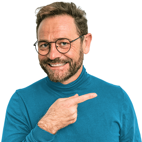 Lächelnder Mann zeigt zur Seite