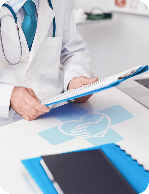 Arzt überprüft medizinische Unterlagen