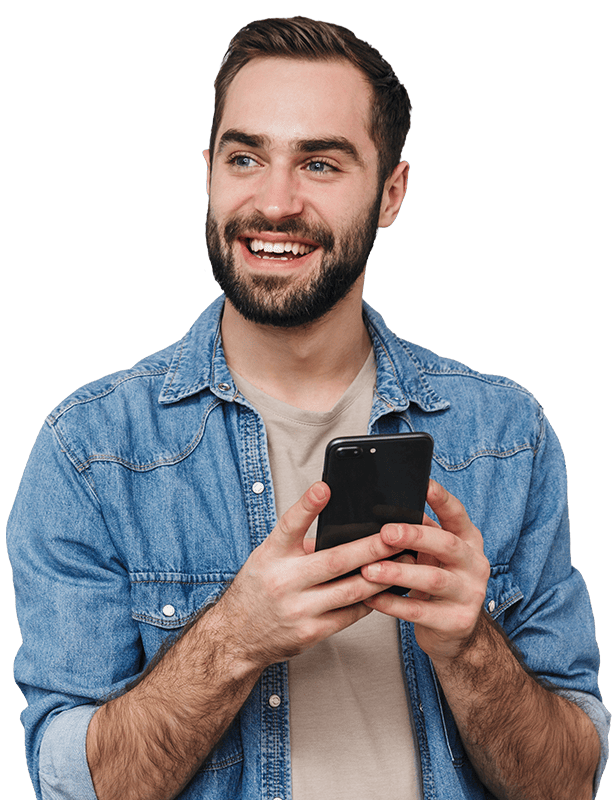 Lächelnder Mann hält Smartphone in den Händen